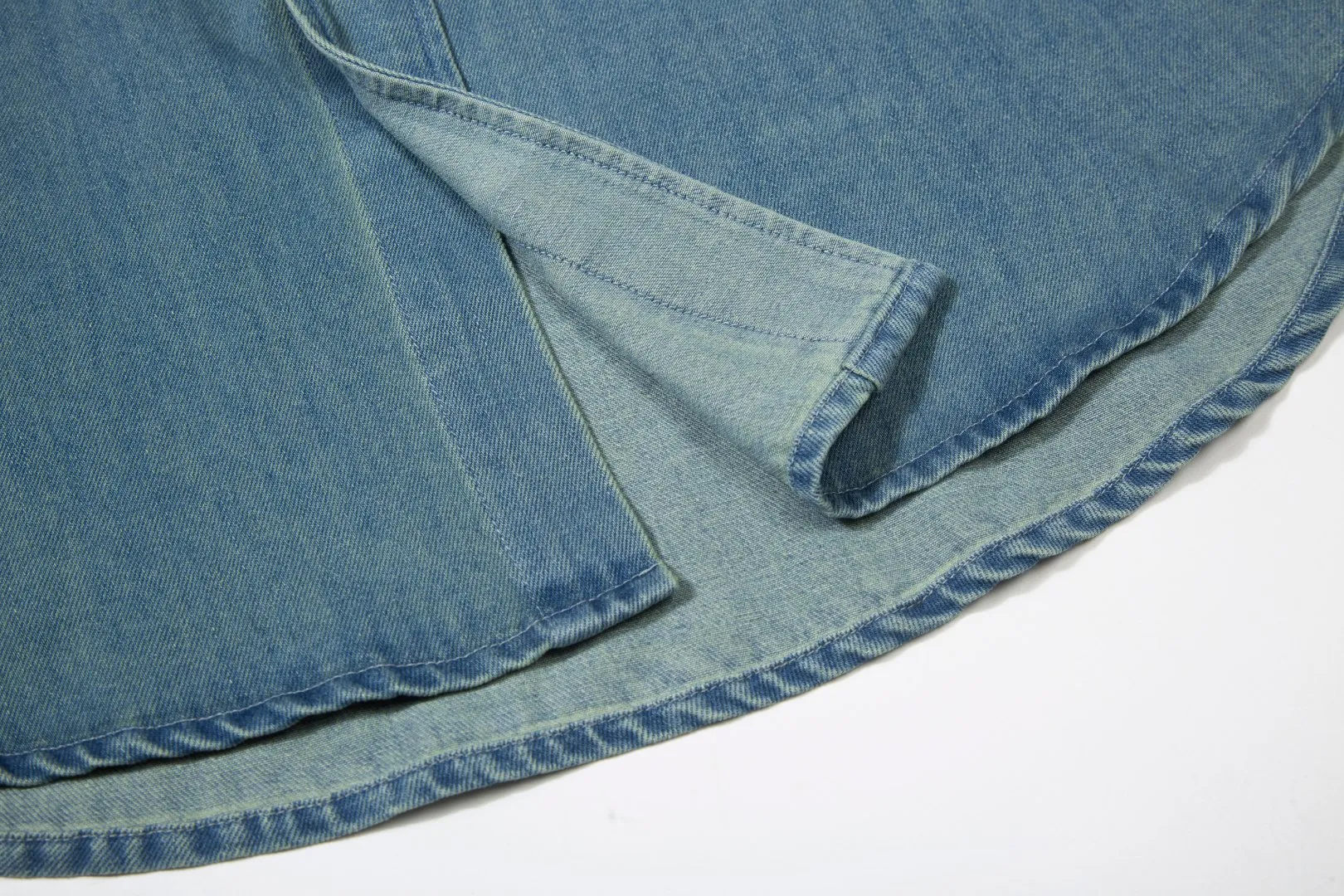 P250 White background picture [Hot new model] Model number: 25105# Color: Denim blue Size: S to A versatile shirt that can be worn in all seasons. It is oversized and has a translucent fade. It can be worn alone or layered as a jacket. It can also be worn as an inner layer of a sweater. It has a lightly distressed wash fade and is naturally white. The upper body is retro and casual. Save the mismatch.